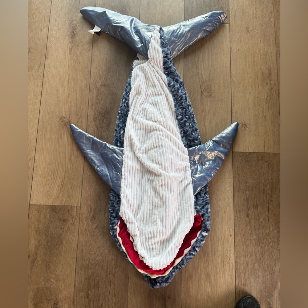 Isaac Mizrahi Kids Shark Sleeping Bag- Blue and Red - Picture 5 of 6